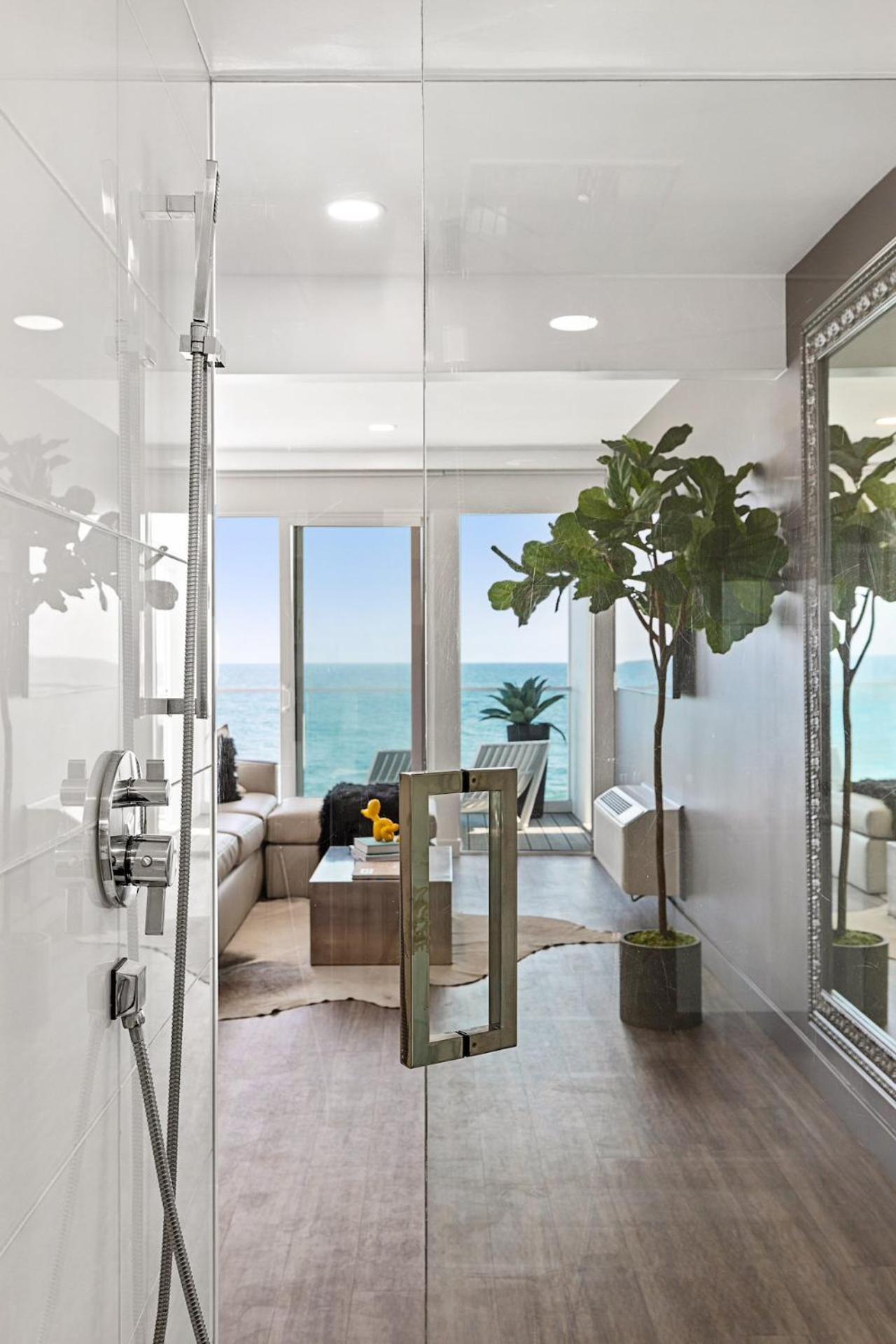 The Malibu 5 - No. 4 - Beachfront Studio W Pvt Balcony Parking Beach Access Apartment Exterior photo